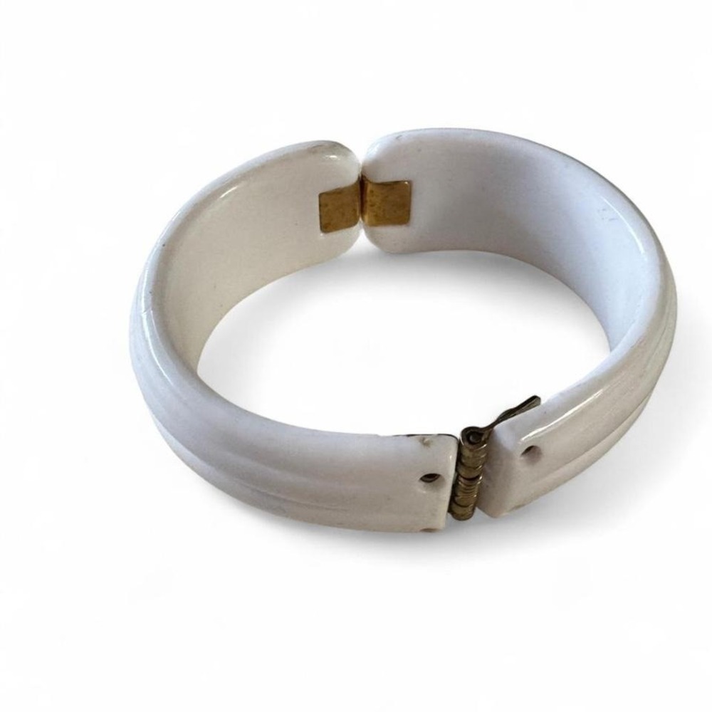 RETRO 60's WHITE & GOLD HINGED CLAMSHELL VINTAGE BANGLE - Picture 5 of 6